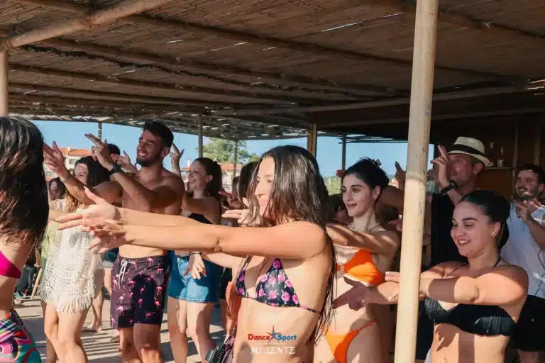 MI-GENTE-acropolis-beach-party-by-DSA-Ομαδικός-χορός.jpg